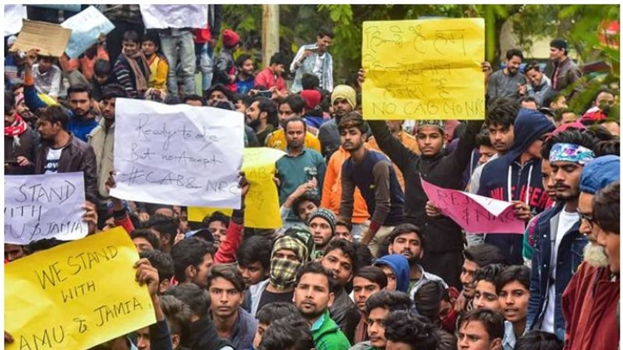 മംഗളൂരുവിൽ കര്ഫ്യൂ തുടരുന്നു; യെദ്യൂരപ്പയുടെ അധ്യക്ഷതയിൽ ഇന്ന് ഉന്നതയോഗം മംഗളൂരുവിൽ കര്ഫ്യൂ തുടരുന്നു; യെദ്യൂരപ്പയുടെ അധ്യക്ഷതയിൽ ഇന്ന് ഉന്നതയോഗം