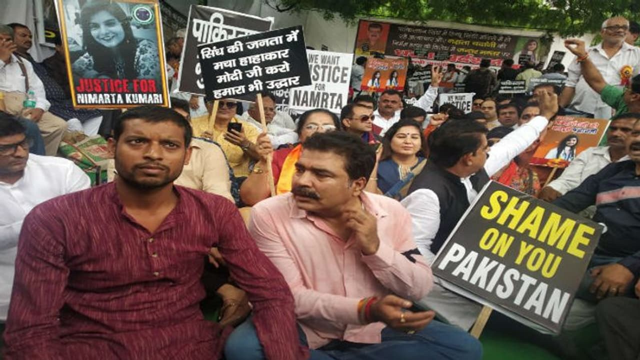 চিকিৎসক থেকে সাঁতার প্রশিক্ষক, হিন্দু উদ্বাস্তুদের জন্য কাঁধে কাঁধ মিলিয়ে লড়ছেন সকলে চিকিৎসক থেকে সাঁতার প্রশিক্ষক, হিন্দু উদ্বাস্তুদের জন্য কাঁধে কাঁধ মিলিয়ে লড়ছেন সকলে