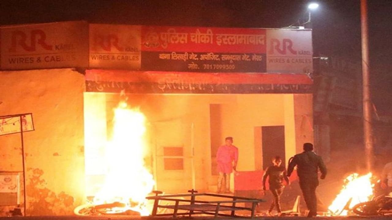 यूपी में हालात बेकाबू, हिंसा में 11 लोगों की गई जान यूपी में हालात बेकाबू, हिंसा में 11 लोगों की गई जान