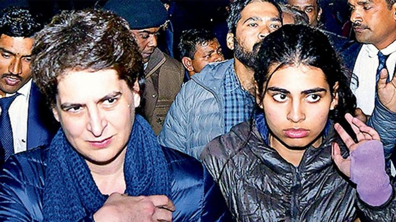 പൗരത്വഭേദഗതി നിയമത്തിനെതിരെ ഇന്ത്യ ഗേറ്റില്‍ മകളുമായി പ്രതിഷേധത്തിനെത്തി പ്രിയങ്ക ഗാന്ധി