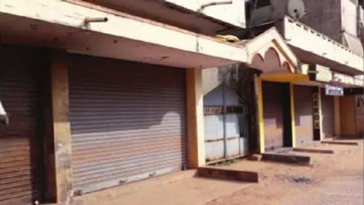 ಮಂಗಳೂರು ಹಿಂಸಾಚಾರ: ಉಡುಪಿಯಲ್ಲಿ ಮುಸ್ಲಿಂ ವರ್ತಕರಿಂದ ಬಂದ್ ಮಂಗಳೂರು ಹಿಂಸಾಚಾರ: ಉಡುಪಿಯಲ್ಲಿ ಮುಸ್ಲಿಂ ವರ್ತಕರಿಂದ ಬಂದ್