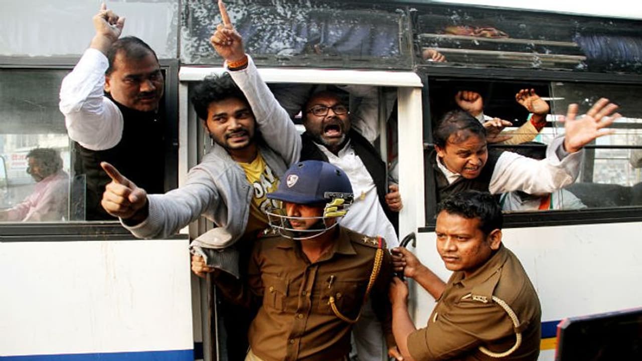 আজ বন্ধ সব স্কুল কলেজ, বিক্ষোভে উত্তাল যোগীরাজ্য আজ বন্ধ সব স্কুল কলেজ, বিক্ষোভে উত্তাল যোগীরাজ্য