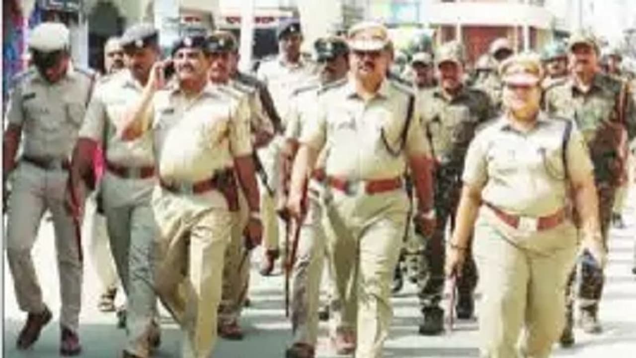 ಅಹಿತಕರ ಘಟನೆ ತಡೆಯಲು 200 ಪೊಲೀಸರಿಂದ ಪಥಸಂಚಲನ