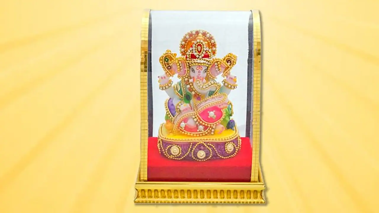 जब भी किसी को उपहार में दें भगवान श्रीगणेश की मूर्ति या तस्वीर तो रखें इन बातों का ध्यान जब भी किसी को उपहार में दें भगवान श्रीगणेश की मूर्ति या तस्वीर तो रखें इन बातों का ध्यान