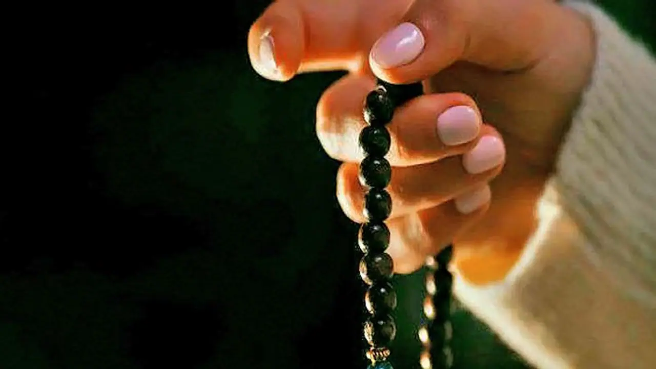 সুখ সমৃদ্ধি আনতে সন্ধ্যা পুজোর চারটি মন্ত্র, মানেসহ জেনেনিন মন্ত্রগুলি সুখ সমৃদ্ধি আনতে সন্ধ্যা পুজোর চারটি মন্ত্র, মানেসহ জেনেনিন মন্ত্রগুলি