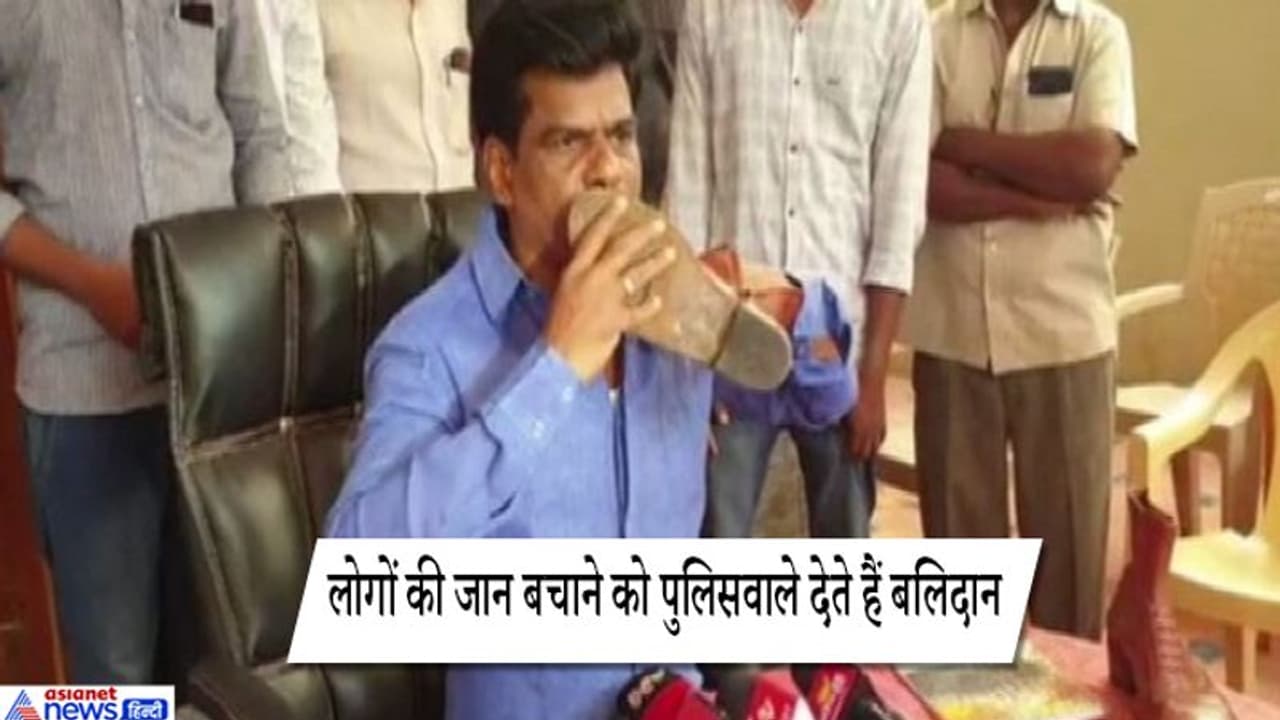 सांसद ने सबके सामने चाटे शहीद पुलिसवाले के जूते, देखकर सन्न रह गए लोग सांसद ने सबके सामने चाटे शहीद पुलिसवाले के जूते, देखकर सन्न रह गए लोग