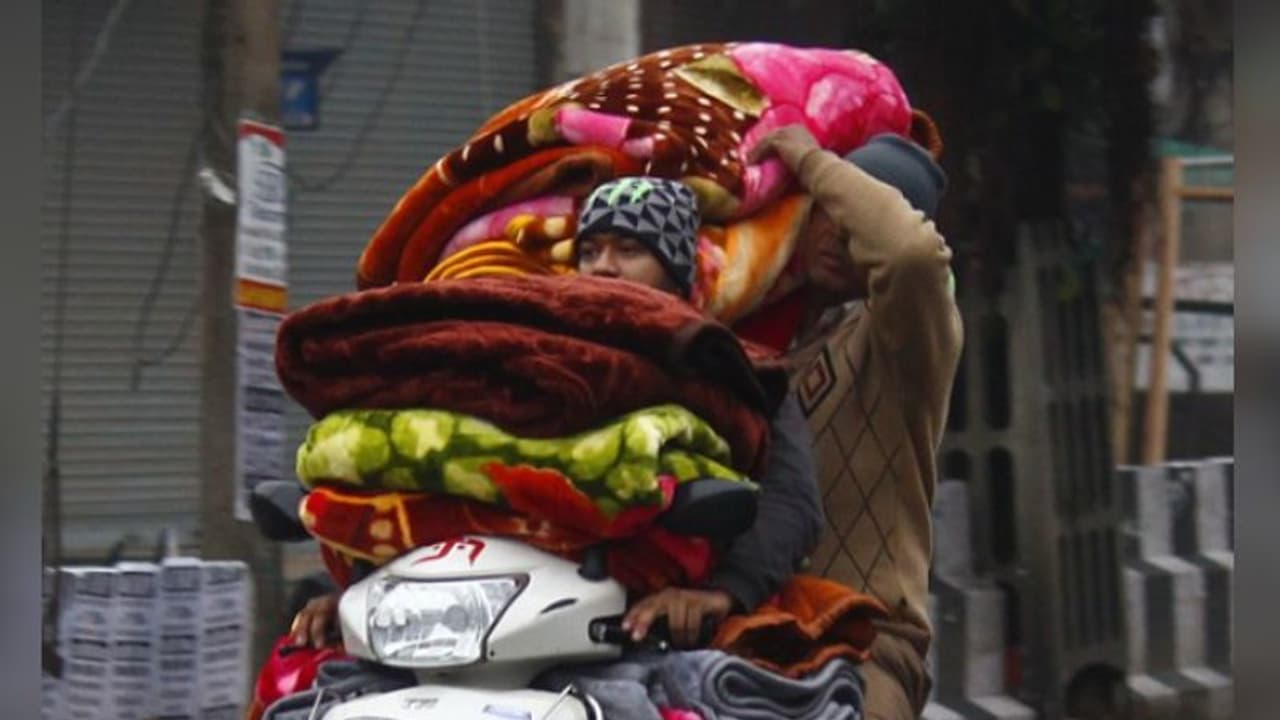 বর্ষ শেষে জানান দিল শীত, কলকাতার তাপমাত্রা এখনও স্বাভাবিকের নিচে