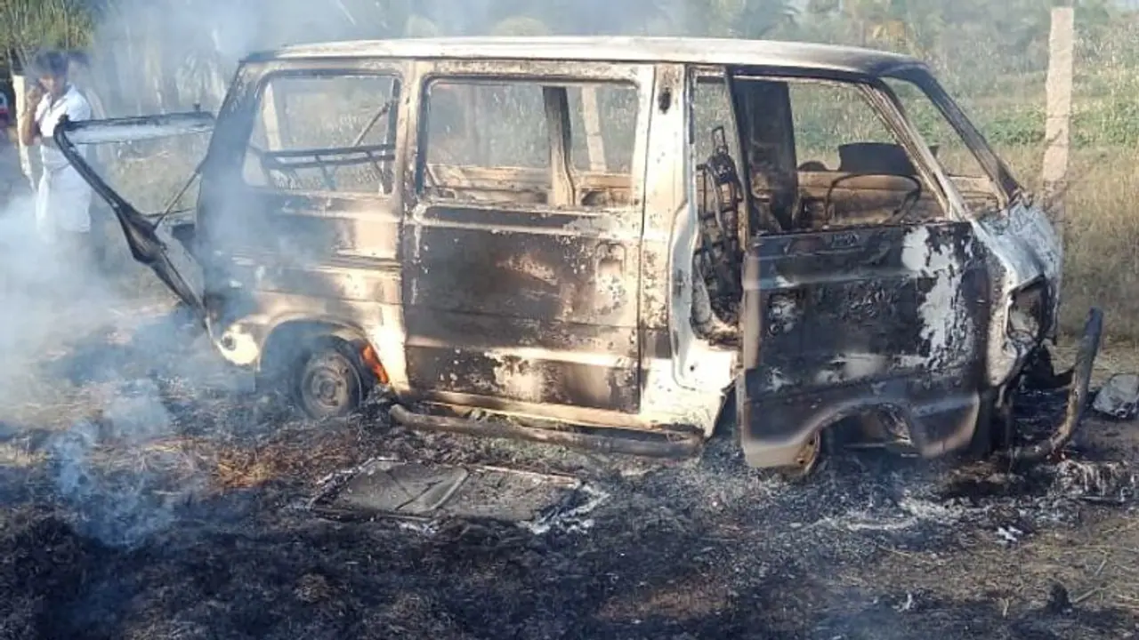 ಚಲಿಸುತ್ತಿದ್ದ ಓಮಿನಿ ಏಕಾ ಏಕಿ ಬೆಂಕಿಗಾಹುತಿ ಚಲಿಸುತ್ತಿದ್ದ ಓಮಿನಿ ಏಕಾ ಏಕಿ ಬೆಂಕಿಗಾಹುತಿ