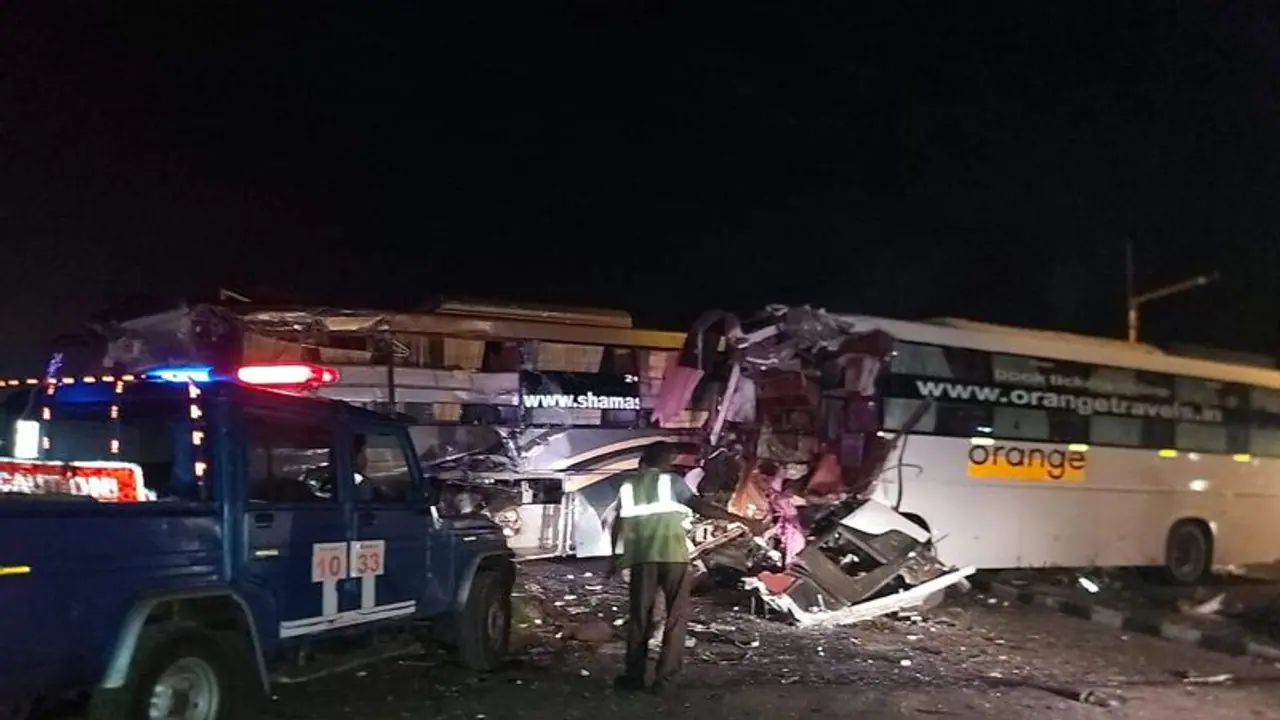 இரு ஆம்னி பேருந்துகள் நேருக்கு நேர் பயங்கர மோதல்..! 30 பயணிகள் படுகாயம்..! இரு ஆம்னி பேருந்துகள் நேருக்கு நேர் பயங்கர மோதல்..! 30 பயணிகள் படுகாயம்..!