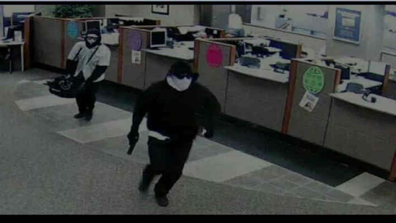 बैंक मैंनेजर और स्टाफ पर तानी पिस्टल और 11 मिनट में लूट लिए 11 लाख रुपए बैंक मैंनेजर और स्टाफ पर तानी पिस्टल और 11 मिनट में लूट लिए 11 लाख रुपए