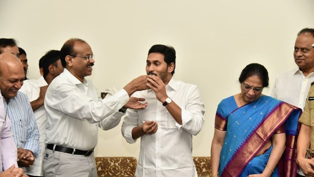 జగన్ బర్త్డే: కేక్ కట్ చేసి గ్రీటింగ్స్ చెప్పిన మంత్రులు, అధికారులు జగన్ బర్త్డే: కేక్ కట్ చేసి గ్రీటింగ్స్ చెప్పిన మంత్రులు, అధికారులు