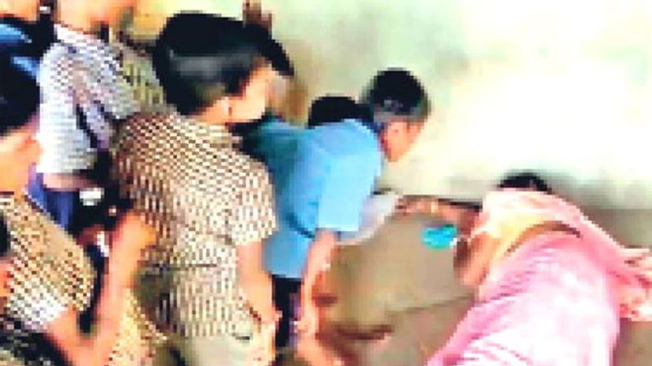 ऐसे टुन्न होकर स्कूल पहुंचीं टीचर महोदया कि बच्चों के उठाने पर भी टस से मस नहीं हुईं