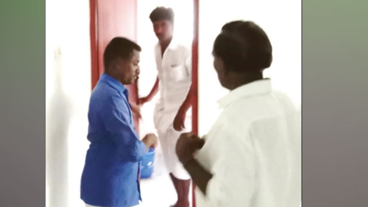 வேட்பாளரை கழிவறையில் அடைத்த அமமுகவினர்..! மனுவை வாபஸ் பெற முயன்றதால் ஆத்திரம்..! வேட்பாளரை கழிவறையில் அடைத்த அமமுகவினர்..! மனுவை வாபஸ் பெற முயன்றதால் ஆத்திரம்..!