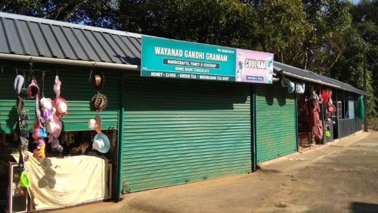 സഞ്ചാരികളില്ല; കുറുവാദ്വീപിലെ കച്ചവടക്കാർ പ്രതിസന്ധിയിൽ