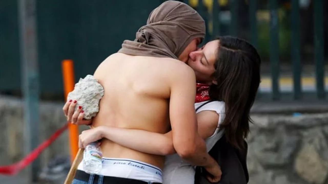 हिंसा के बीच दुनियाभर से सामने आईं ये PHOTOS, दिलों में जल उठी मोहब्बत की मशाल