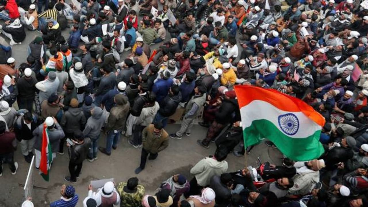 CAA के विरोध में हिंसा: लखनऊ सहित पूरे यूपी में बंदी जैसे हालात, एक्सपर्ट ने कहा ये हैं घटना की 10 बड़ी वजह CAA के विरोध में हिंसा: लखनऊ सहित पूरे यूपी में बंदी जैसे हालात, एक्सपर्ट ने कहा ये हैं घटना की 10 बड़ी वजह