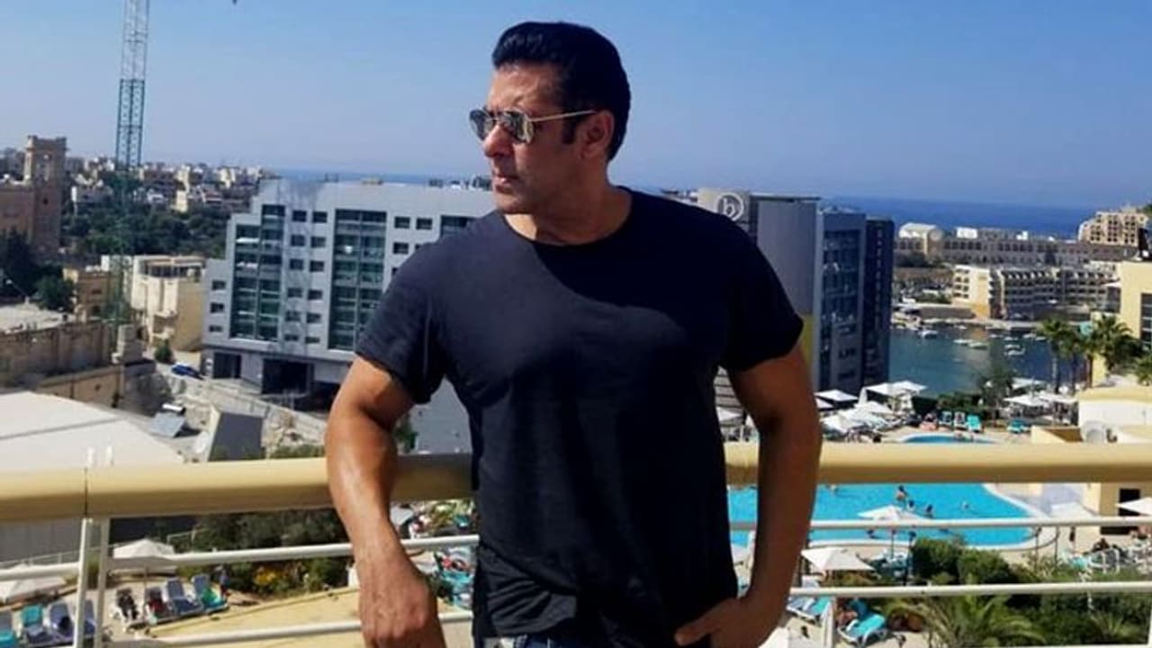 রেগে গিয়ে ভক্তের ফোন ছিনিয়ে নিলেন সলমন, মুহূর্তে ভিডিও ভাইরাল রেগে গিয়ে ভক্তের ফোন ছিনিয়ে নিলেন সলমন, মুহূর্তে ভিডিও ভাইরাল