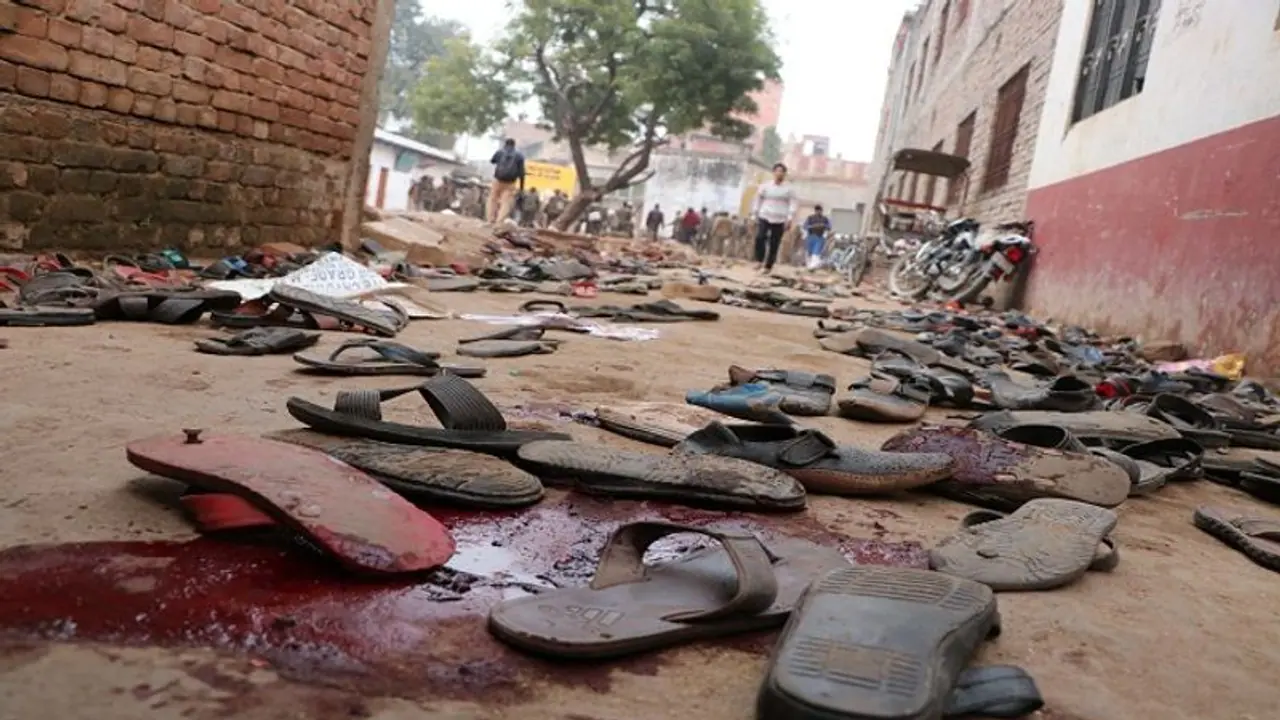 वाराणसी और भदोही में हिंसक प्रदर्शन, लाठीचार्ज के साथ दागे गए आंसू गैस के गोले वाराणसी और भदोही में हिंसक प्रदर्शन, लाठीचार्ज के साथ दागे गए आंसू गैस के गोले