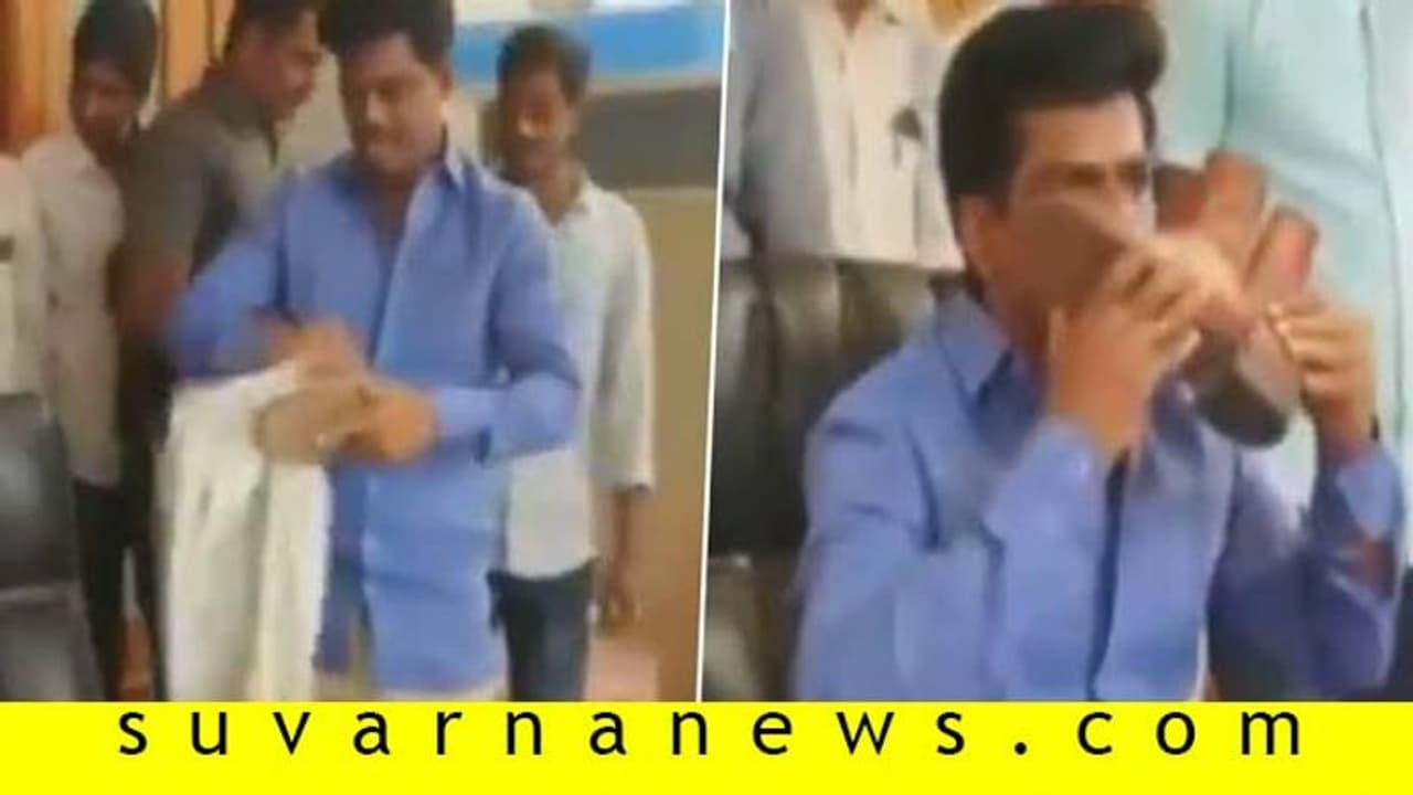 ಪೊಲೀಸ್‌ ಬೂಟ್‌ ಕ್ಲೀನ್‌ ಮಾಡಿ, ಕಿಸ್‌ ಕೊಟ್ಟ ಸಂಸದ!