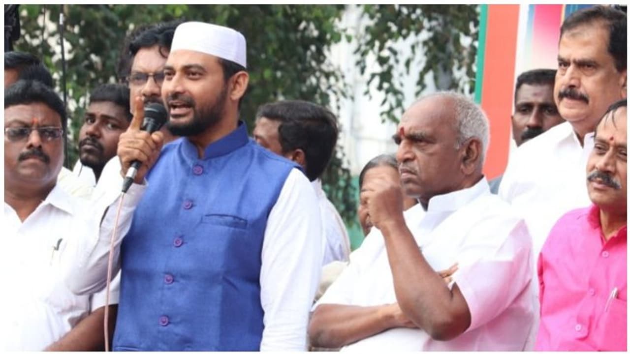 சி.ஏ.ஏவுக்கு ஆதரவாக வாலண்டரியாக வண்டியேறும் வேலூர் இப்ராஹிம்... ப்ரேக் போட்டு அதிர்ச்சி கொடுத்த போலீஸ்..! சி.ஏ.ஏவுக்கு ஆதரவாக வாலண்டரியாக வண்டியேறும் வேலூர் இப்ராஹிம்... ப்ரேக் போட்டு அதிர்ச்சி கொடுத்த போலீஸ்..!