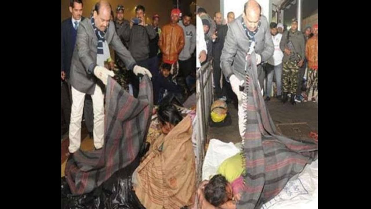 വഴിയോരത്ത് കഴിയുന്നവർക്ക് കമ്പിളി പുതപ്പ് നൽകി ലോക്സഭാ സ്പീക്കർ ഓം ബിർള വഴിയോരത്ത് കഴിയുന്നവർക്ക് കമ്പിളി പുതപ്പ് നൽകി ലോക്സഭാ സ്പീക്കർ ഓം ബിർള