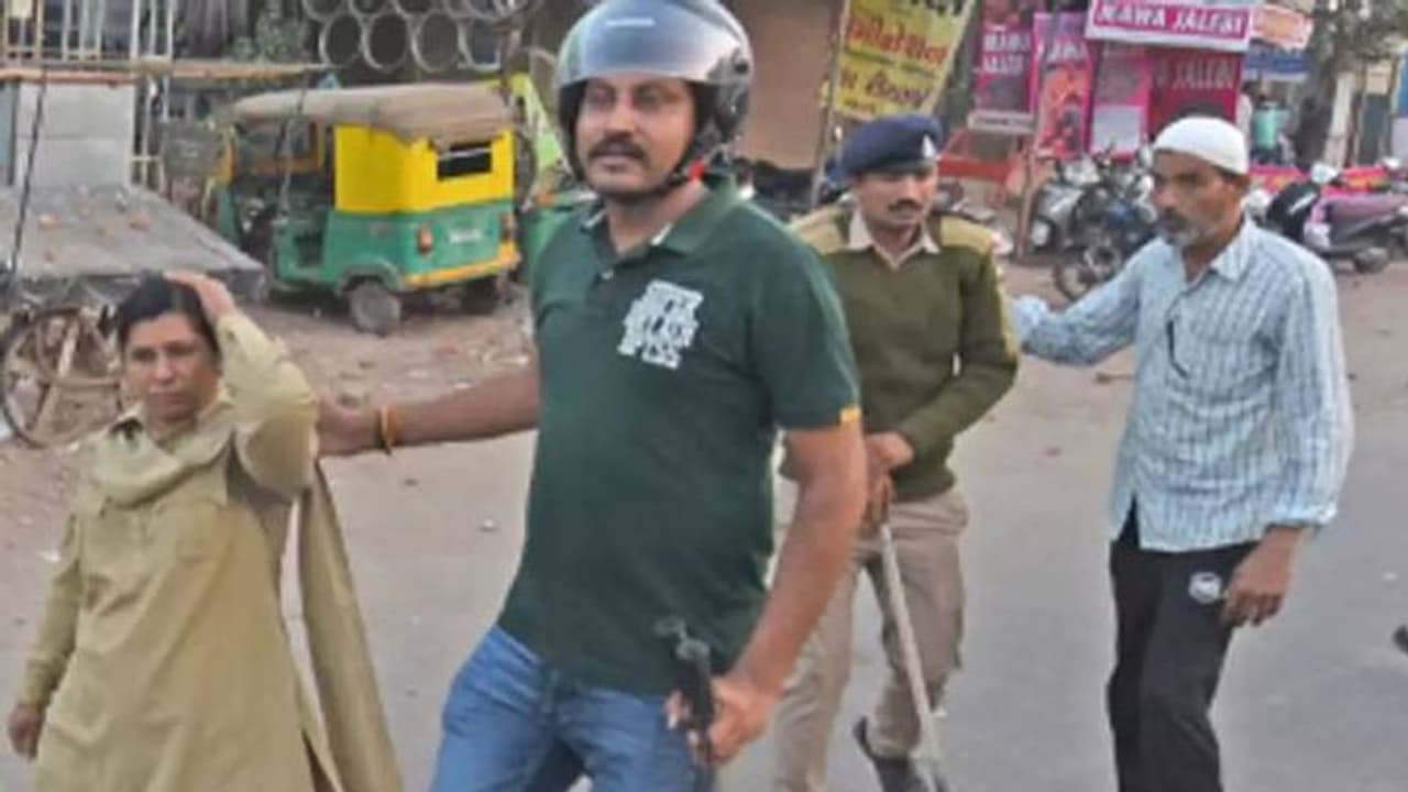 പൗരത്വഭേദഗതി നിയമത്തിനെതിരെ പ്രതിഷേധിച്ചവരില്നിന്ന് പൊലീസിനെ രക്ഷിച്ച് യുവാക്കള് പൗരത്വഭേദഗതി നിയമത്തിനെതിരെ പ്രതിഷേധിച്ചവരില്നിന്ന് പൊലീസിനെ രക്ഷിച്ച് യുവാക്കള്