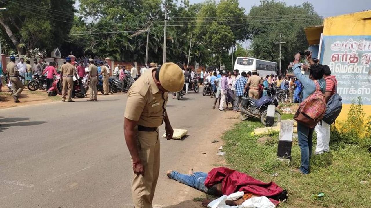 பட்டப்பகலில் பயங்கரம்..! நாட்டு வெடிகுண்டு வீசி இருவர் படுகொலை..!