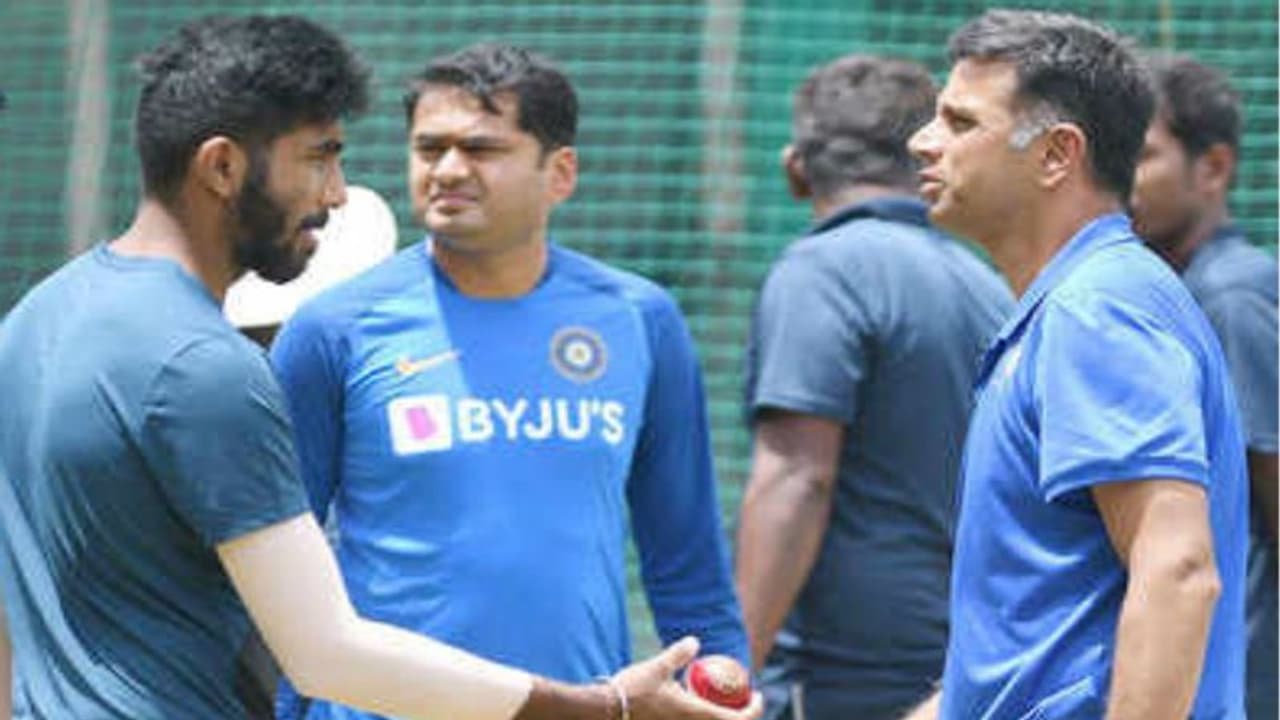 உனக்கு உடற்தகுதி தேர்வுலாம் பண்ண முடியாது.. முடிஞ்சத பாரு.. பும்ராவை விரட்டிவிட்ட ராகுல் டிராவிட்.. ராகுலுக்கு பக்கபலமா இருக்கும் கங்குலி உனக்கு உடற்தகுதி தேர்வுலாம் பண்ண முடியாது.. முடிஞ்சத பாரு.. பும்ராவை விரட்டிவிட்ட ராகுல் டிராவிட்.. ராகுலுக்கு பக்கபலமா இருக்கும் கங்குலி