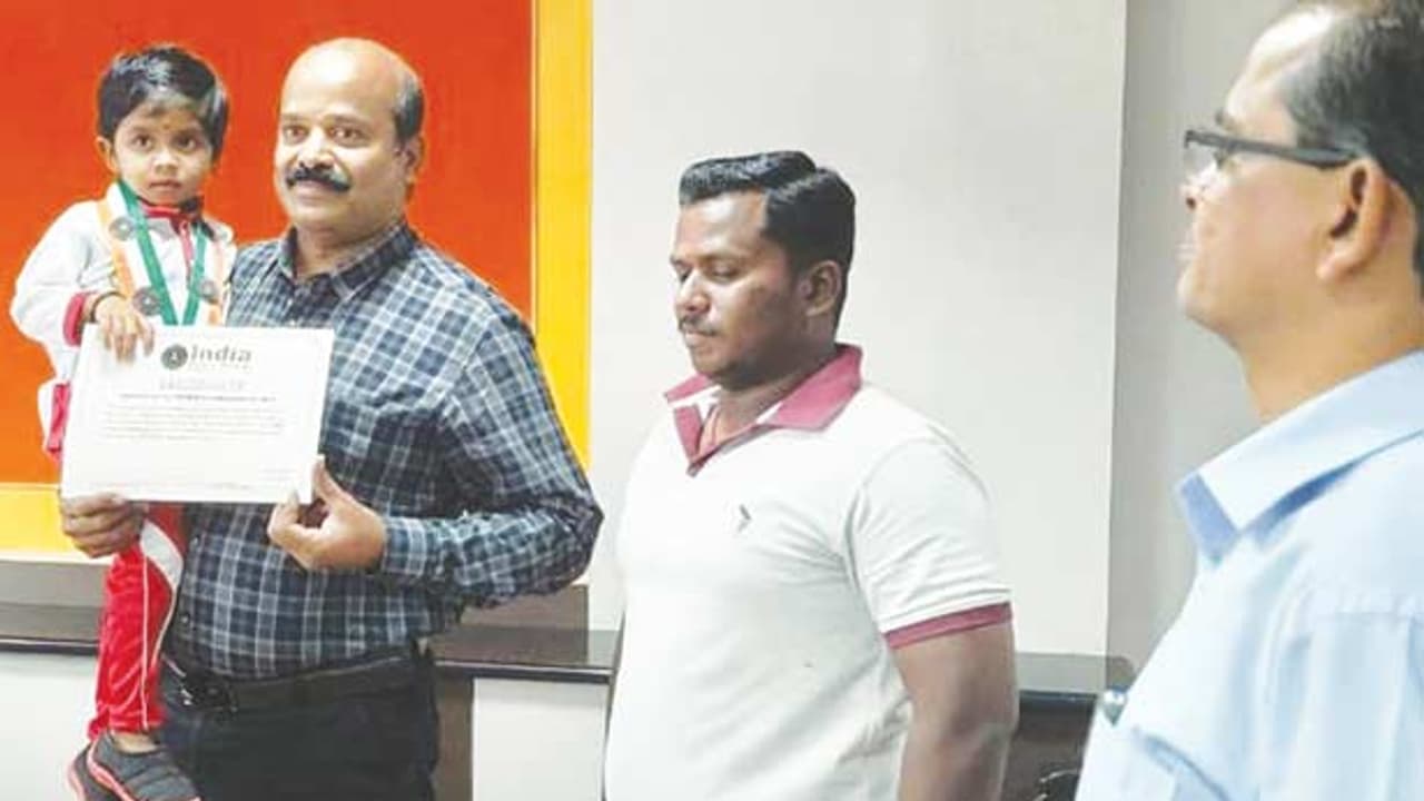 3 வயதில் சாதனை மேல் சாதனை..! சிலம்பக் கலையில் கலக்கும் சிறுமி..! 3 வயதில் சாதனை மேல் சாதனை..! சிலம்பக் கலையில் கலக்கும் சிறுமி..!