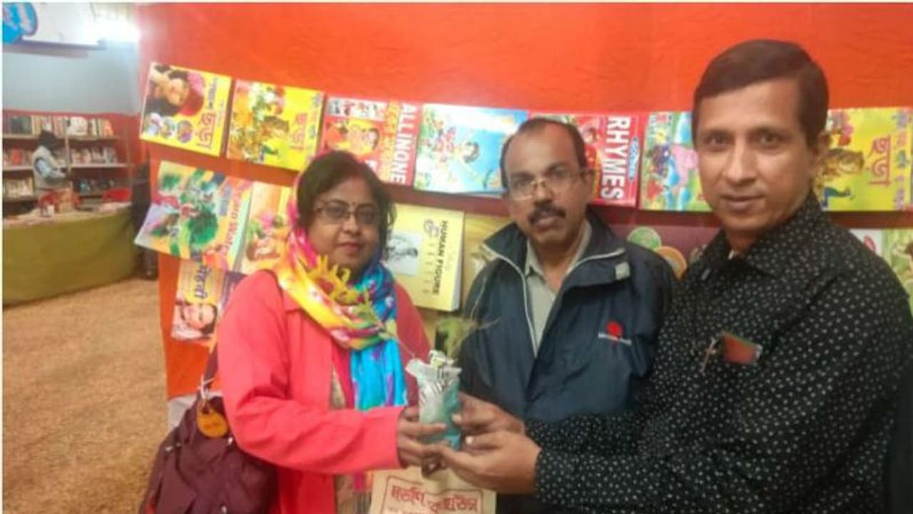 বই কিনলেই গাছ ফ্রি, বইমেলায় এসে অবাক ক্রেতারা বই কিনলেই গাছ ফ্রি, বইমেলায় এসে অবাক ক্রেতারা
