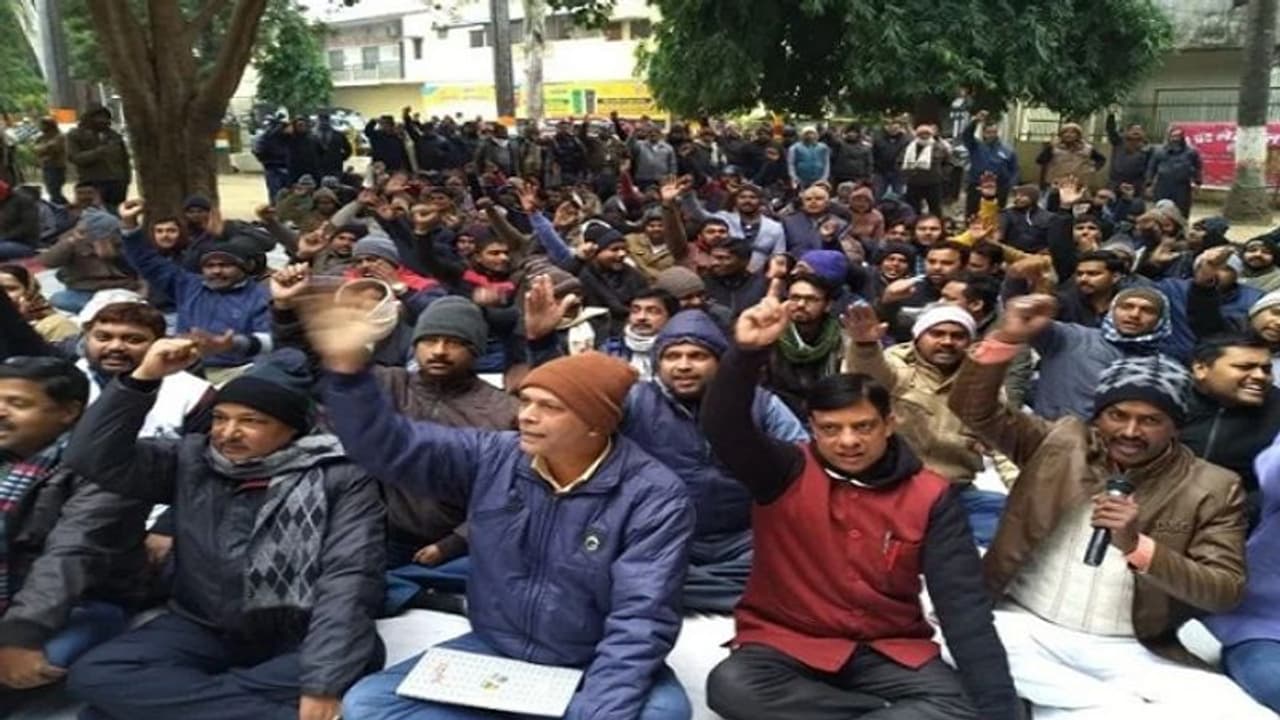 हड़ताल पर यूपी के 24 हजार लेखपाल, सरकार ले रही यह एक्शन हड़ताल पर यूपी के 24 हजार लेखपाल, सरकार ले रही यह एक्शन