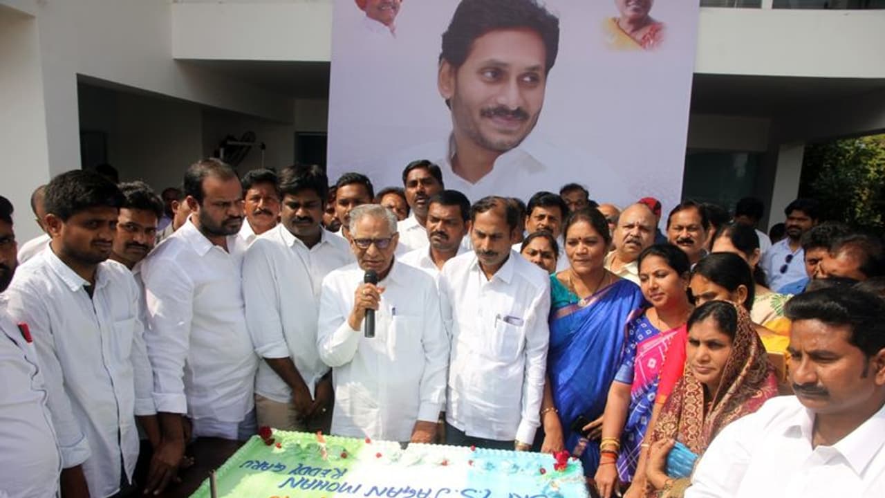 ఆయన వల్లే జగన్ కు ఇంతటి పరిణతి... పుట్టినరోజు వేడుకల్లో ఉమ్మారెడ్డి ప్రశంసలు