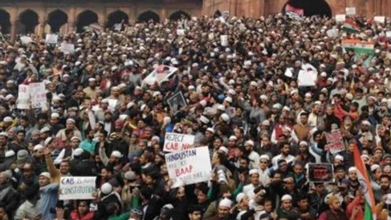 पुलिस को गुमराह कर हिंसा कर रहे दंगाई, कानपुर में पहले दिया फूल फिर शुरू कर दिया पथराव पुलिस को गुमराह कर हिंसा कर रहे दंगाई, कानपुर में पहले दिया फूल फिर शुरू कर दिया पथराव