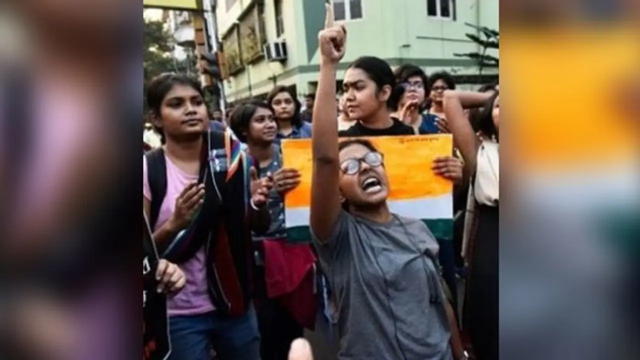 নাগরিকত্ব আইনের প্রতিবাদের পথে পড়ুয়ারা, শহরে উঠল আজাদির স্লোগান