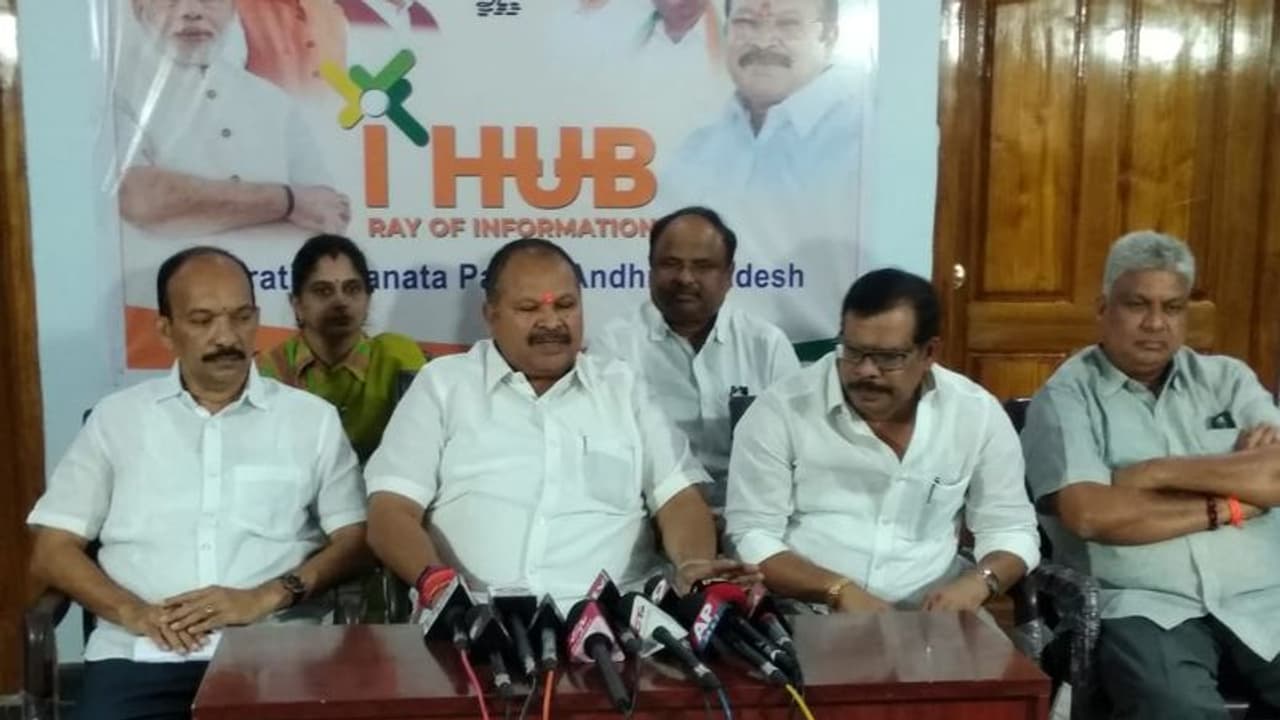 విజయసాయి వ్యాఖ్యల వెనుక కుట్ర, విచారణ చేయాలి: కన్నా డిమాండ్ విజయసాయి వ్యాఖ్యల వెనుక కుట్ర, విచారణ చేయాలి: కన్నా డిమాండ్