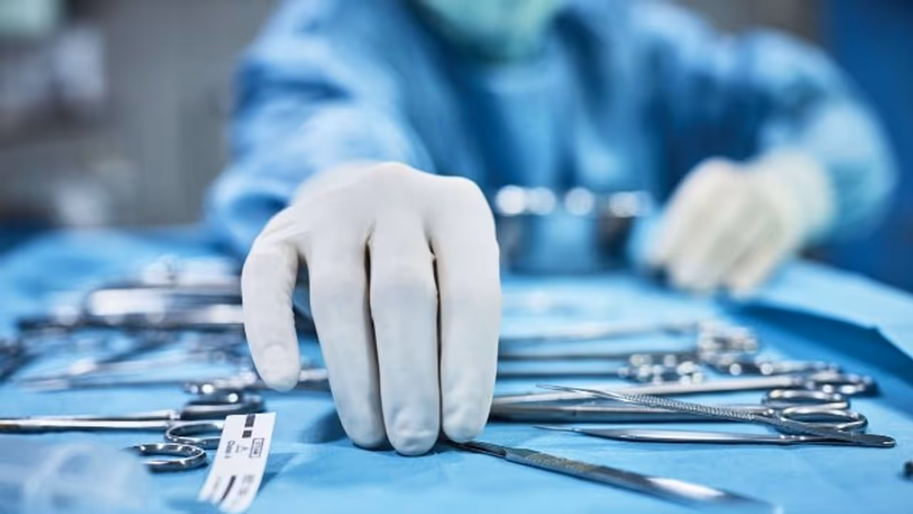 യുഎഇയില് ശസ്ത്രക്രിയയെ തുടര്ന്ന് രോഗി 'കോമ'യിലായ സംഭവത്തില് ഡോക്ടര്മാര്ക്ക് ശിക്ഷ വിധിച്ചു യുഎഇയില് ശസ്ത്രക്രിയയെ തുടര്ന്ന് രോഗി 'കോമ'യിലായ സംഭവത്തില് ഡോക്ടര്മാര്ക്ക് ശിക്ഷ വിധിച്ചു