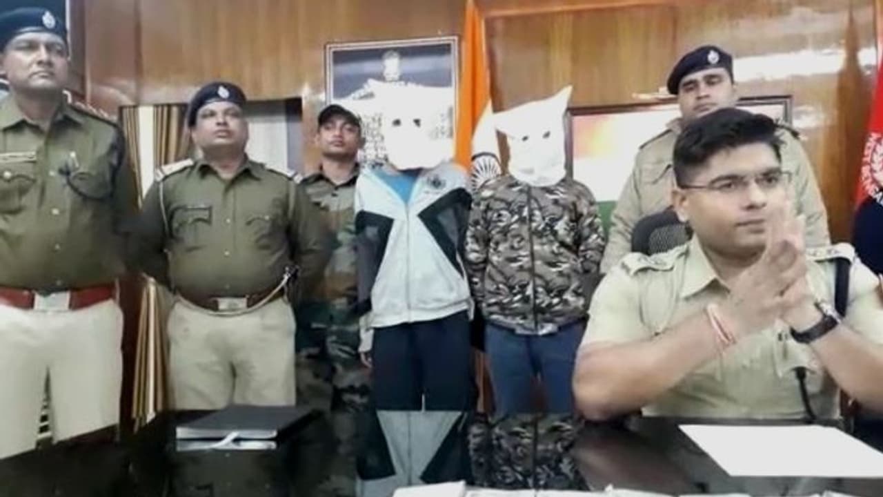 ১০লাখ ছিনতাইয়ের গল্প কাজে এল না, তদন্তে টাকাসহ গ্রেফতার ম্যানেজার ও বন্ধু ১০লাখ ছিনতাইয়ের গল্প কাজে এল না, তদন্তে টাকাসহ গ্রেফতার ম্যানেজার ও বন্ধু