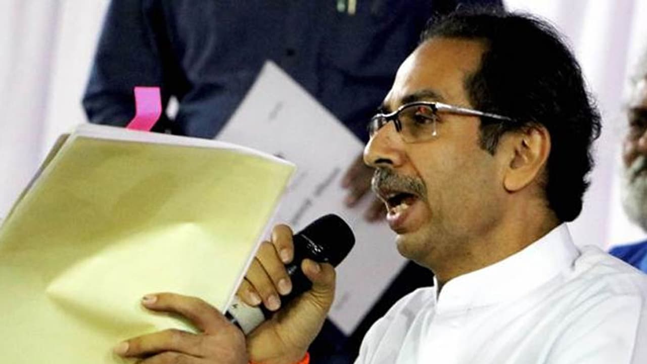 നെഹ്റു,​ഇന്ദിര, മൻമോഹൻ കാലത്ത് സൃഷ്ടിച്ച സംവിധാനങ്ങളാണ് ഇപ്പോഴും തുണയെന്ന് ശിവസേന