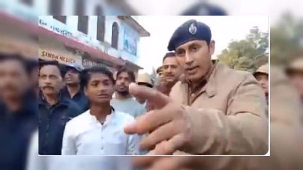 নাগরিকত্ব আইন কী, মুসলিম কিশোরদের বুঝিয়ে মন জিতলেন পুলিশ অফিসার নাগরিকত্ব আইন কী, মুসলিম কিশোরদের বুঝিয়ে মন জিতলেন পুলিশ অফিসার