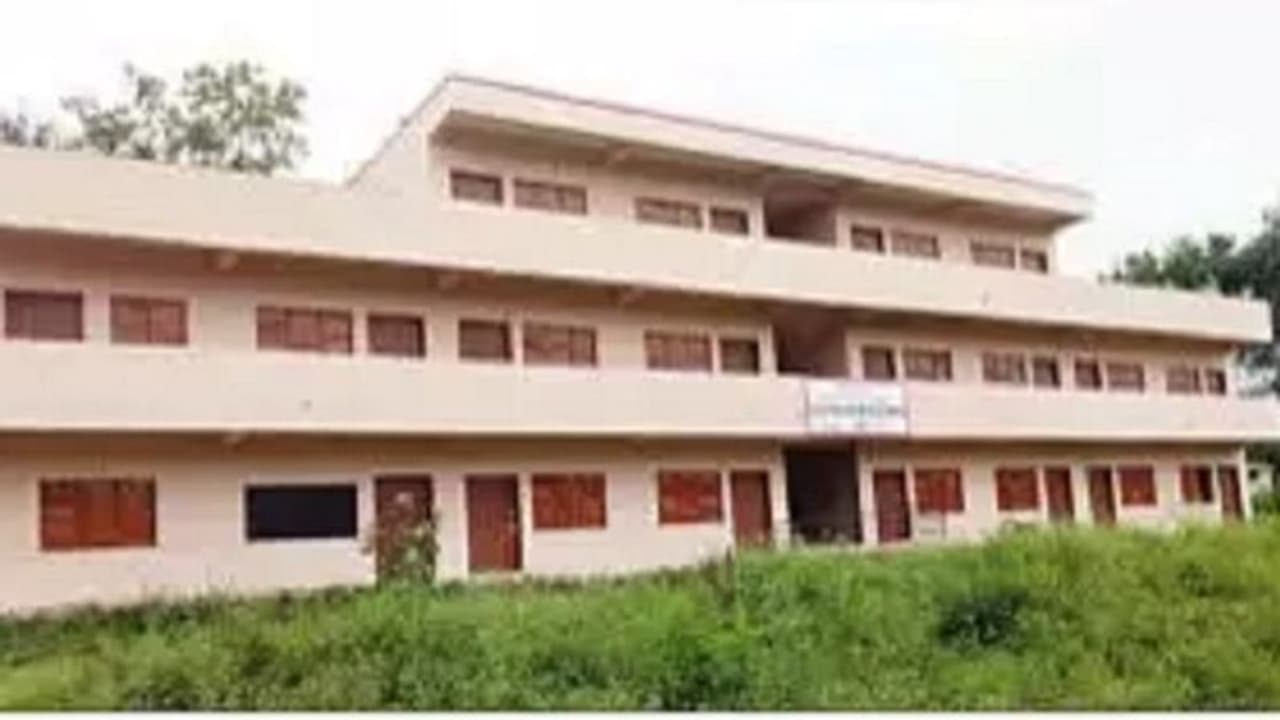 3 ಕೊಠಡಿಯಲ್ಲಿ ನೂರು ಮಕ್ಕಳಿಗೆ ಪಾಠ, 8 ತರಗತಿಗಳ ಮಕ್ಕಳು ಮೂರೇ ಕೋಣೆಯಲ್ಲಿ..!