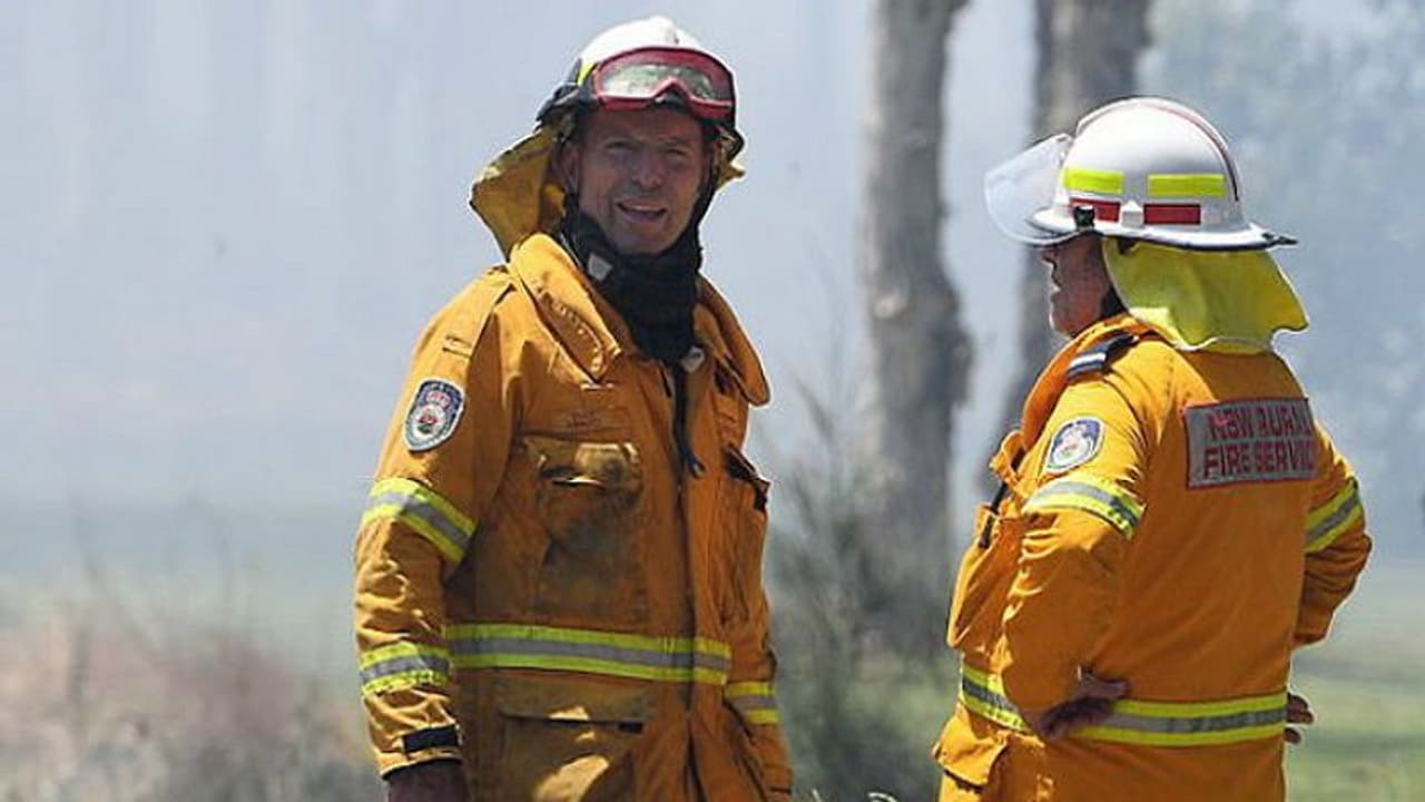 ಕಾಡಿಗೆ ತಗುಲಿದ್ದ ಬೆಂಕಿ ನಂದಿಸಲು ತೆರಳಿದ ಮಾಜಿ ಪ್ರಧಾನಿ, ಮನಗೆದ್ದ ಚಿತ್ರಗಳು! ಕಾಡಿಗೆ ತಗುಲಿದ್ದ ಬೆಂಕಿ ನಂದಿಸಲು ತೆರಳಿದ ಮಾಜಿ ಪ್ರಧಾನಿ, ಮನಗೆದ್ದ ಚಿತ್ರಗಳು!