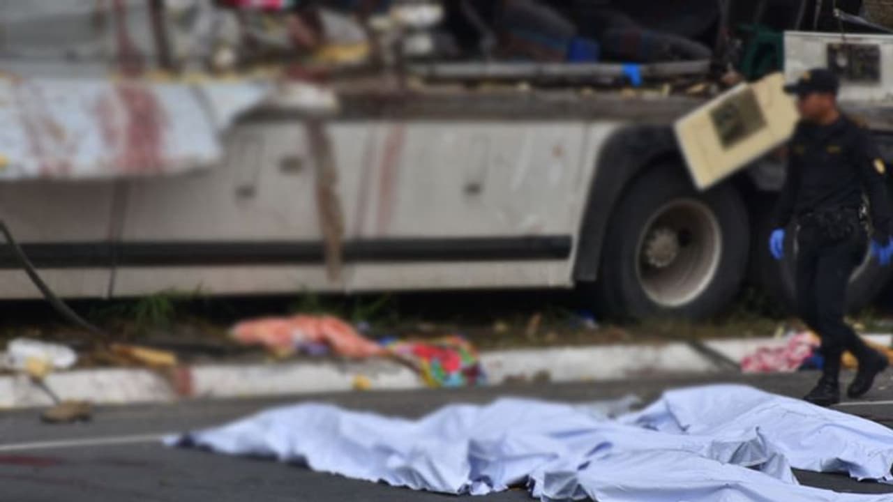 கண்ணிமைக்கும் நேரத்தில் கோர விபத்து... 20 பேர் ரத்த வெள்ளத்தில் துடிதுடித்து உயிரிழப்பு..! கண்ணிமைக்கும் நேரத்தில் கோர விபத்து... 20 பேர் ரத்த வெள்ளத்தில் துடிதுடித்து உயிரிழப்பு..!