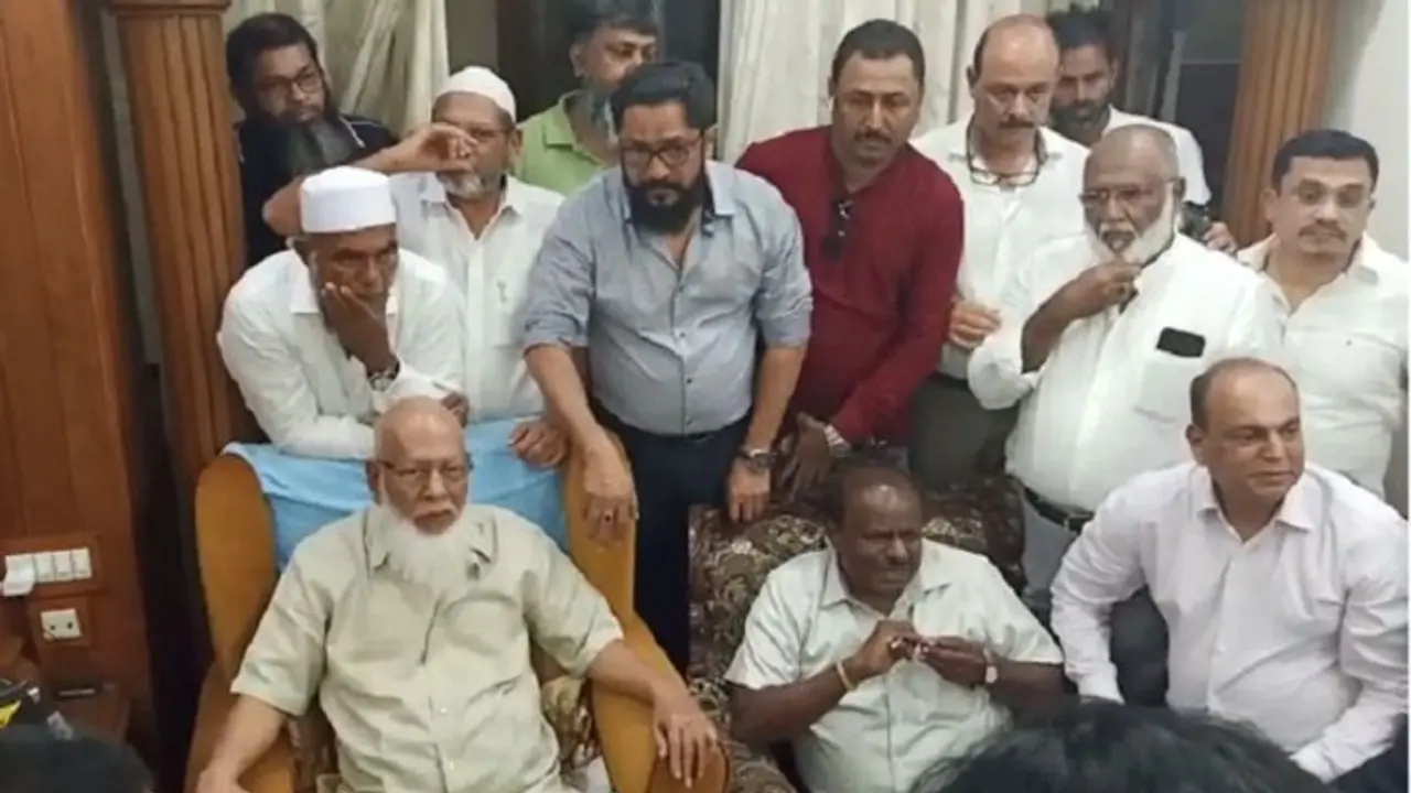 ಮಂಗಳೂರು: ಗೋಲಿಬಾರ್ನಲ್ಲಿ ಮೃತಪಟ್ಟವರ ಮನೆಗೆ ಎಚ್ಡಿಕೆ ಭೇಟಿ ಮಂಗಳೂರು: ಗೋಲಿಬಾರ್ನಲ್ಲಿ ಮೃತಪಟ್ಟವರ ಮನೆಗೆ ಎಚ್ಡಿಕೆ ಭೇಟಿ