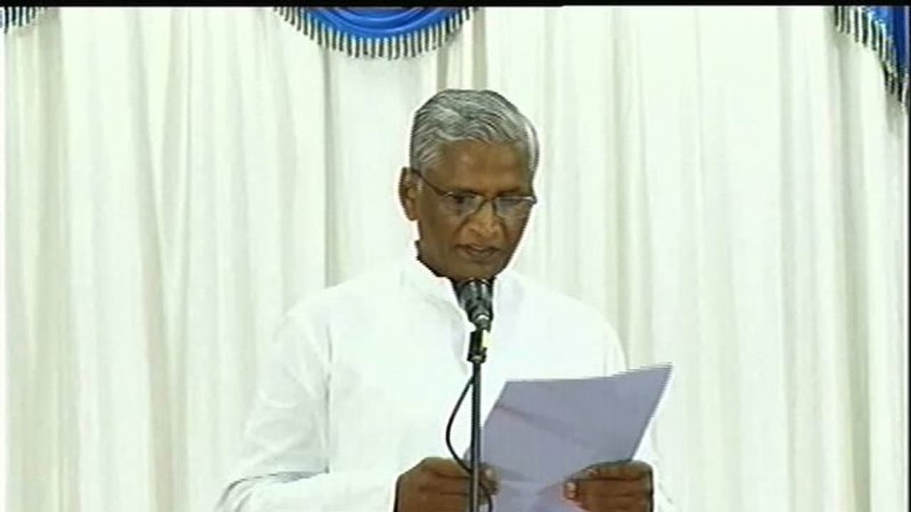 బీజేపీ డబ్బులు ఆఫర్ చేసింది.. కానీ ఒక్క పైసా తీసుకోలే.. నాలుక్కరుచుకున్న బీజేపీ ఎమ్మెల్యే బీజేపీ డబ్బులు ఆఫర్ చేసింది.. కానీ ఒక్క పైసా తీసుకోలే.. నాలుక్కరుచుకున్న బీజేపీ ఎమ్మెల్యే