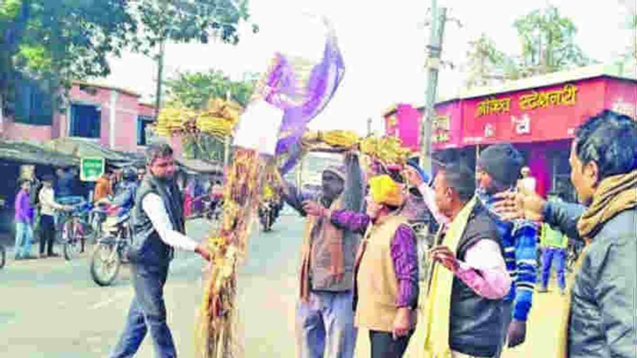 आखिर ऐसा क्या हुआ कि बिहार बंद के दिन राजद के कार्यकर्ताओं ने फूंक दिया राबड़ी देवी का पुतला
