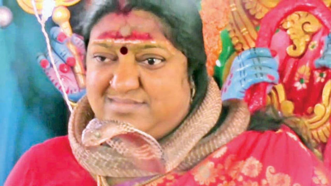 நித்திக்கு போட்டியாக வந்த 'ஸ்நேக் மதர்'..! அலேக்காக தூக்கி கம்பி எண்ண வைத்த காவல்துறை..! நித்திக்கு போட்டியாக வந்த 'ஸ்நேக் மதர்'..! அலேக்காக தூக்கி கம்பி எண்ண வைத்த காவல்துறை..!