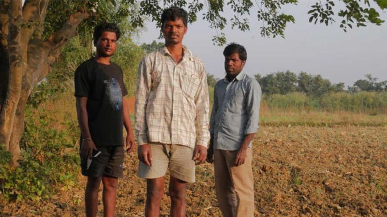 ഒറ്റരാത്രികൊണ്ട് പാവപ്പെട്ട കര്ഷകരുടെ ഭൂമി മറ്റൊരാളുടെ പേരിലേക്ക് മാറ്റി സര്ക്കാര് രേഖകള്, നാടുകടത്തുമോ എന്ന ഭയത്തില് നാട്ടുകാര് ഒറ്റരാത്രികൊണ്ട് പാവപ്പെട്ട കര്ഷകരുടെ ഭൂമി മറ്റൊരാളുടെ പേരിലേക്ക് മാറ്റി സര്ക്കാര് രേഖകള്, നാടുകടത്തുമോ എന്ന ഭയത്തില് നാട്ടുകാര്