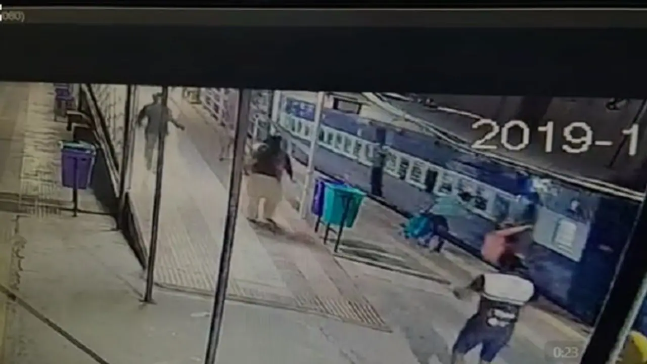 ರೈಲ್ವೆ ಹತ್ತುವ ವೇಳೆ ಇರಲಿ ಎಚ್ಚರ: ಈ ವಿಡಿಯೋ ನೋಡಿದ್ರೆ ಎದೆ ಝಲ್ ಅನ್ನುತ್ತೆ! ರೈಲ್ವೆ ಹತ್ತುವ ವೇಳೆ ಇರಲಿ ಎಚ್ಚರ: ಈ ವಿಡಿಯೋ ನೋಡಿದ್ರೆ ಎದೆ ಝಲ್ ಅನ್ನುತ್ತೆ!