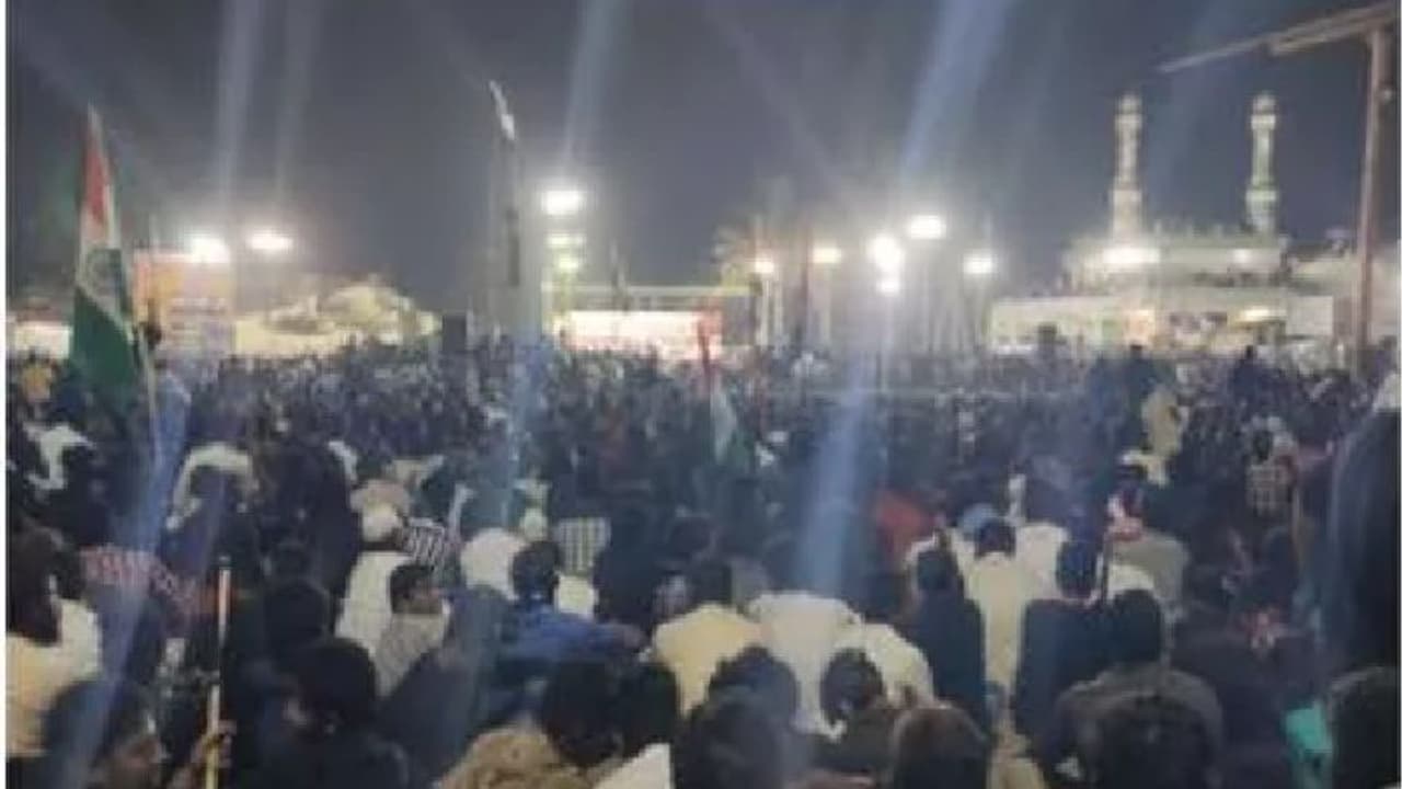 ಪೌರತ್ವ ಕಾಯ್ದೆ: ಪ್ರತಿಭಟನೆ ನಡುವೆಯೂ ನಮಾಜ್ ನಿಲ್ಲಿಸಿ ಅಯ್ಯಪ್ಪ ಭಕ್ತರಿಗೆ ದಾರಿ!