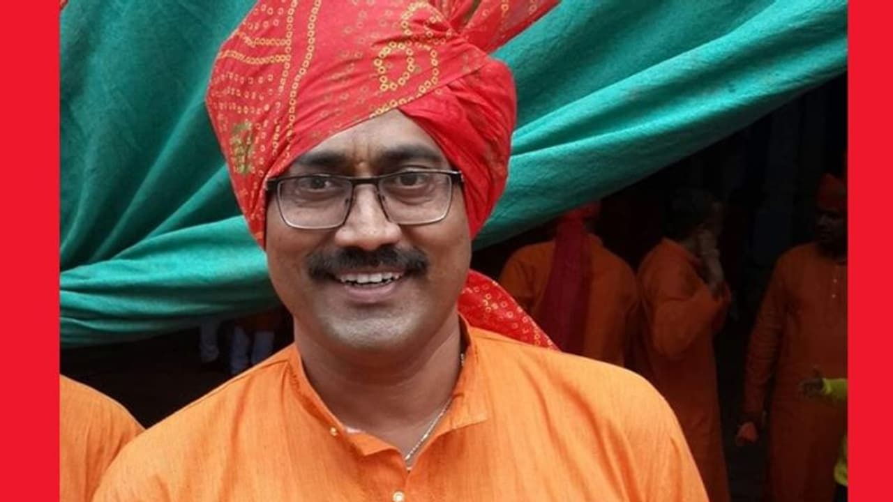 ಚಿಕ್ಕೋಡಿ: ಪೊಲೀಸರಿಗೆ ಅವಾಚ್ಯ ಶಬ್ಧಗಳಿಂದ ನಿಂದಿಸಿದ MLC ಕವಟಗಿಮಠ ಸಹೋದರ ಚಿಕ್ಕೋಡಿ: ಪೊಲೀಸರಿಗೆ ಅವಾಚ್ಯ ಶಬ್ಧಗಳಿಂದ ನಿಂದಿಸಿದ MLC ಕವಟಗಿಮಠ ಸಹೋದರ